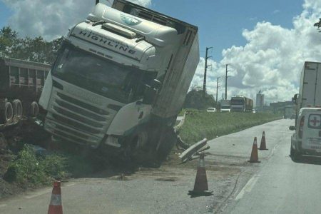 Acidente entre carretas causa trânsito de 9km na BR-324