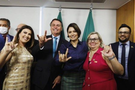 Após atrito com Flávio, Michelle Bolsonaro amplia presença nas redes