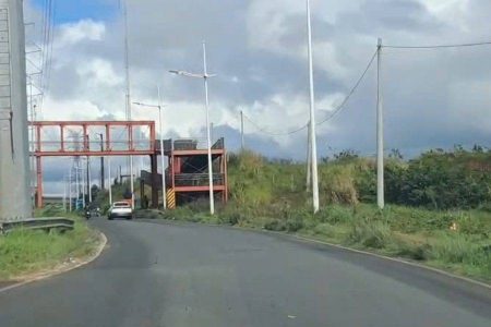 Motoqueiro é flagrado trafegando em passarela de pedestres em Salvador