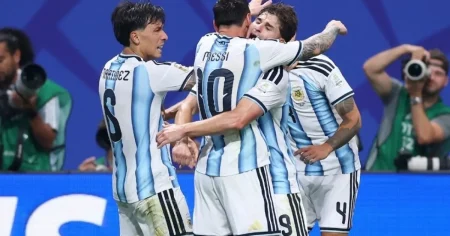 Argentina vira nos minutos finais com show de Messi e garante vaga nas quartas