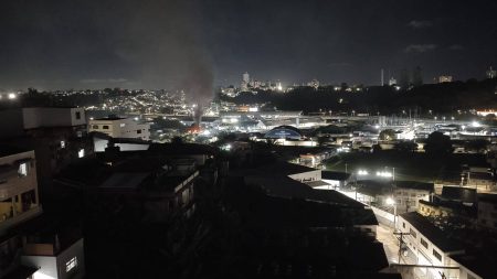 Incêndio próximo à estação de metrô do Retiro assusta moradores durante a madrugada