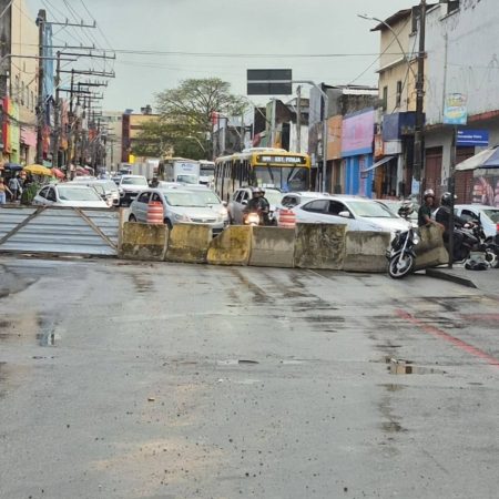 Obras do VLT alteram trânsito no bairro da Calçada; agentes orientam motoristas e pedestres