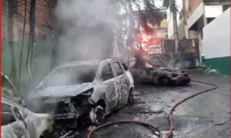Incêndio destrói cinco carros e uma moto após queda de fiação elétrica no Cabula