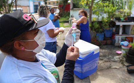 Cães e gatos podem ser vacinados contra a raiva em postos volantes neste fim de semana em Salvador