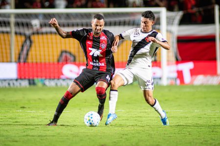 Vitória aproveita falha do Vasco e vence no Barradão