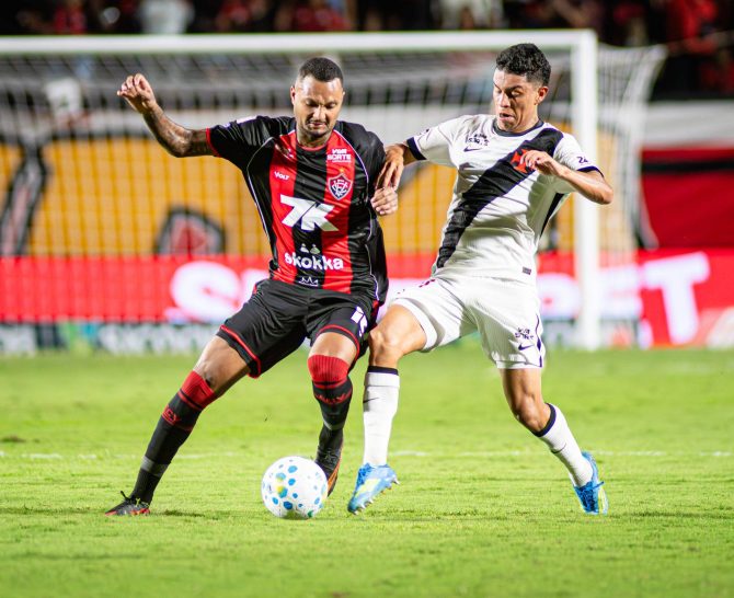 Vitória aproveita falha do Vasco e vence no Barradão