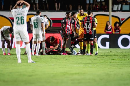 Vitória perde para o Palmeiras após expulsões e sofre goleada no Barradão