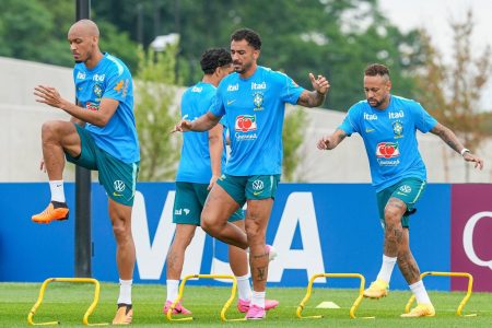 Seleção brasileira segue preparação para enfrentar a Noruega sob calor intenso nos EUA