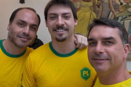 Jair Renan Bolsonaro anuncia pré-candidatura a deputado federal e diz cumprir missão do pai