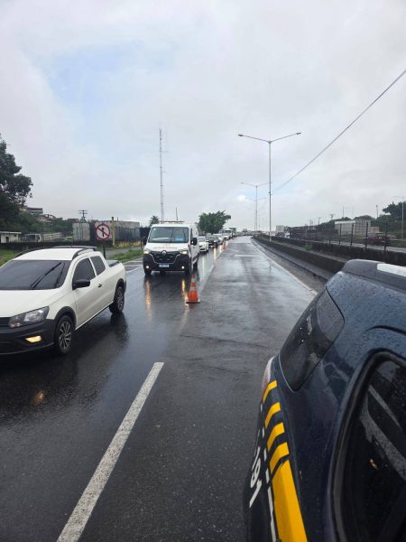 Asfalto afunda e trecho da BR-324 é interditado, em Simões Filho