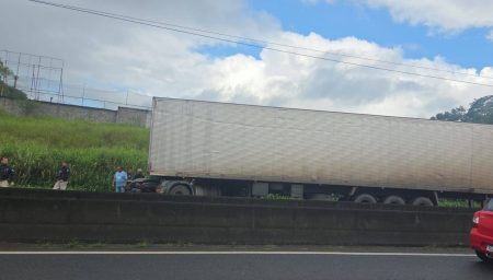 Acidente com carreta interdita BR-324 e provoca grande congestionamento em Simões Filho