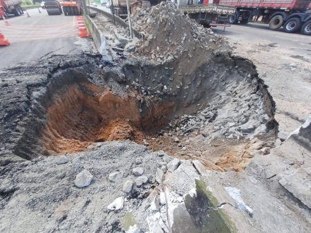 Cratera aumenta e trecho volta a ser interditado na BR-324 no sentido Feira
