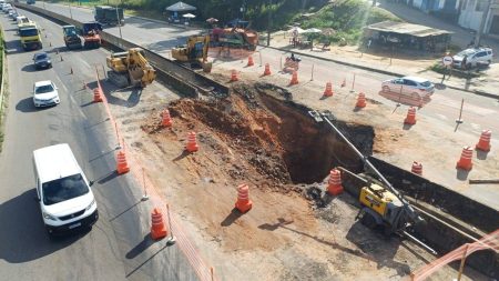 BR-324 segue interditada após obras no km 604 e provoca congestionamento de 4 km