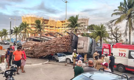 Caminhão tomba e carga esmaga carro na orla de Salvador
