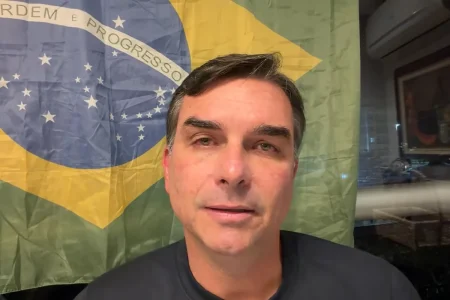 OAB pede a Moraes que autorize comunicação de Flávio Bolsonaro com o pai