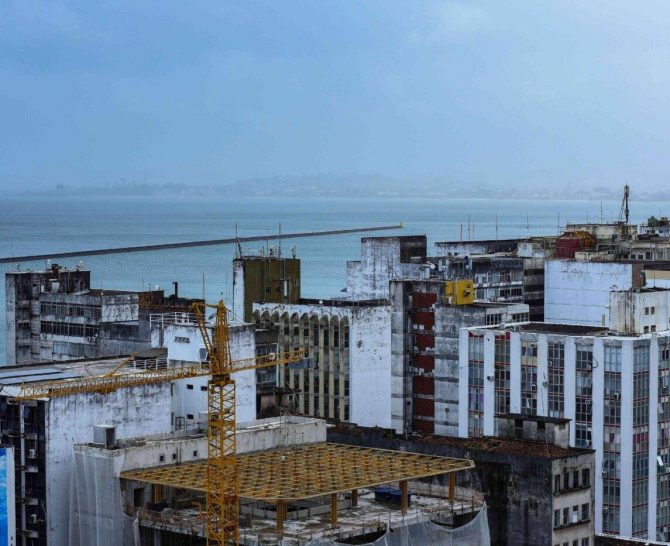 Frente fria muda o tempo em Salvador e deixa semana com chuva e vento