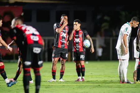 CBF publica conversas do VAR das expulsões em Vitória x Palmeiras, mas omite lance polêmico