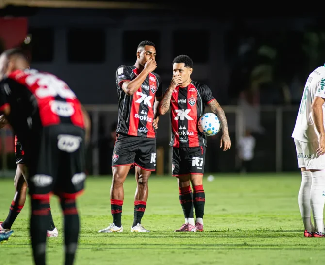 CBF publica conversas do VAR das expulsões em Vitória x Palmeiras, mas omite lance polêmico