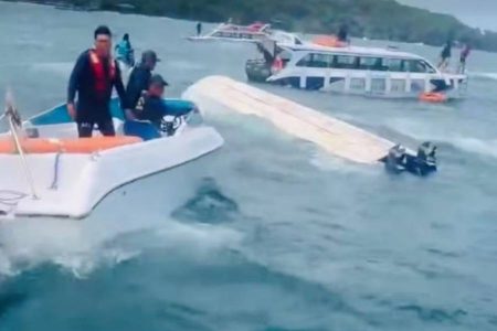 Embarcação de turismo naufraga e deixa 15 mortos