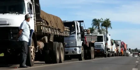 Sob pressão de caminhoneiros, Senado tem até quarta para votar MP do Frete; categoria convoca paralisação