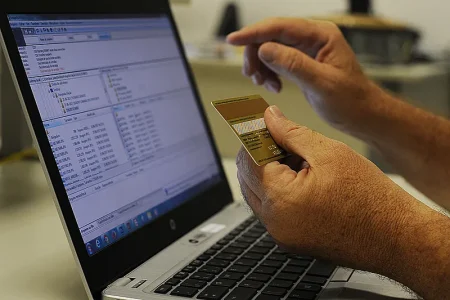 Golpes em bancos: proposta prevê proteção gratuita para idosos