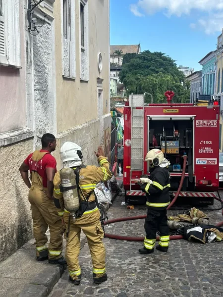 Codesal aguarda resfriamento de casarão para realizar vistoria após incêndio no Centro Histórico