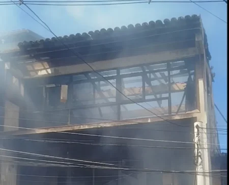 Incêndio de grandes proporções destrói imóvel no Engenho Velho da Federação