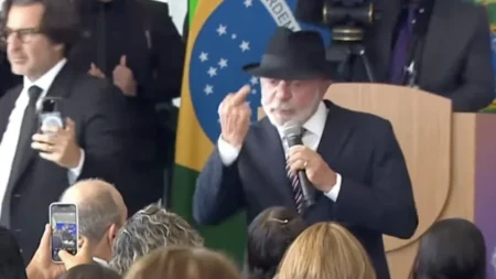 Lula mostra dedo do meio durante discurso no Planalto