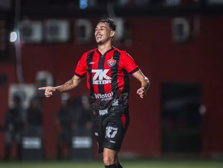 Vitória anuncia empréstimo do lateral Claudinho ao Sport