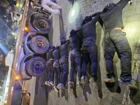 VÍDEO: Compartimento falso escondia nove suspeitos e quase 1 tonelada de cocaína no Porto de Salvador