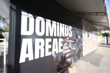 Operação fecha cerco e apreende armas, drogas e R$ 4,9 mil em Salvador