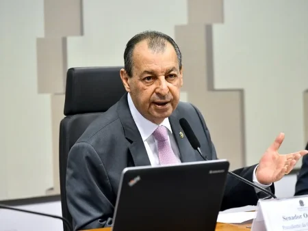 Omar Aziz rejeita mudanças e mantém texto da PEC pelo fim da escala 6×1