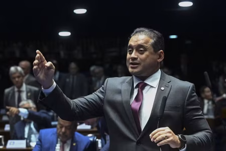 Familiares de senador e advogado são alvos de operação sobre fraudes no INSS