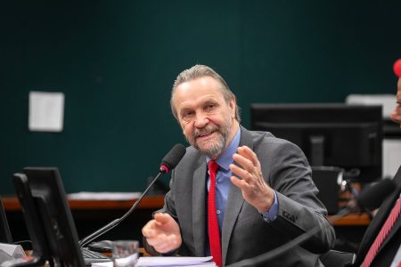 Líder do PT passa mal durante reunião na Câmara e sessão é suspensa