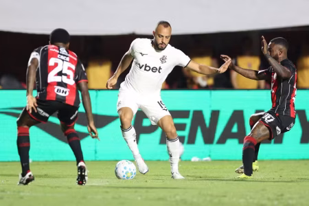 “Lei Vini Jr.”: nova regra da CBF é aplicada pela primeira vez no Brasileirão em jogo do Vitória