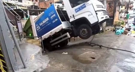 Caminhão da Limpurb fica preso em ladeira e bloqueia trânsito em Salvador