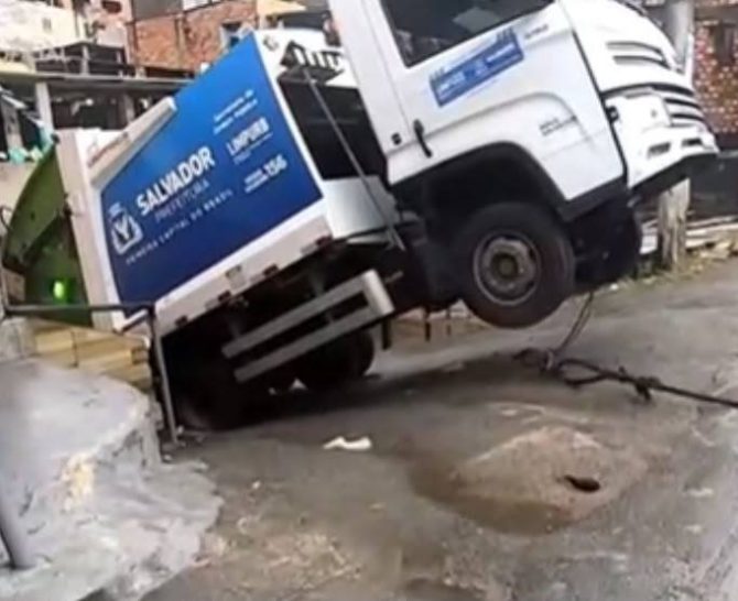 Caminhão da Limpurb fica preso em ladeira e bloqueia trânsito em Salvador