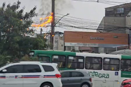 Poste pega fogo na Avenida Antônio Carlos Magalhães