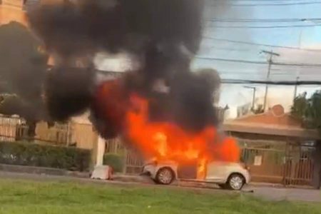 Veículo pega fogo na Avenida Paralela sentido Aeroporto
