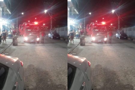 Fogo toma conta de delicatessen e mobiliza bombeiros durante a noite em Salvador