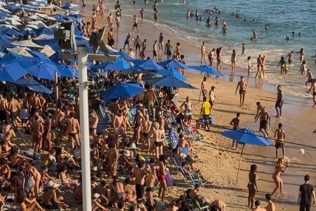 Vídeo: Domingo de sol movimenta Porto da Barra em Salvador