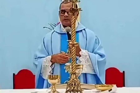 Vídeo: Tiroteio interrompe Missa em Lauro de Freitas e padre tranquiliza fiéis