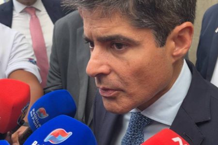 “É preciso apurar”, diz ACM Neto após falha em iluminação impedir pouso em Feira