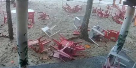 VÍDEO: Ventania assusta banhistas e derruba estruturas em praia da Bahia