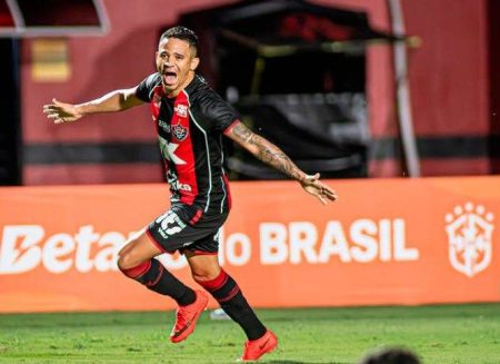 Vitória goleia o Athletico-PR e garante vaga nas quartas de final da Copa do Brasil