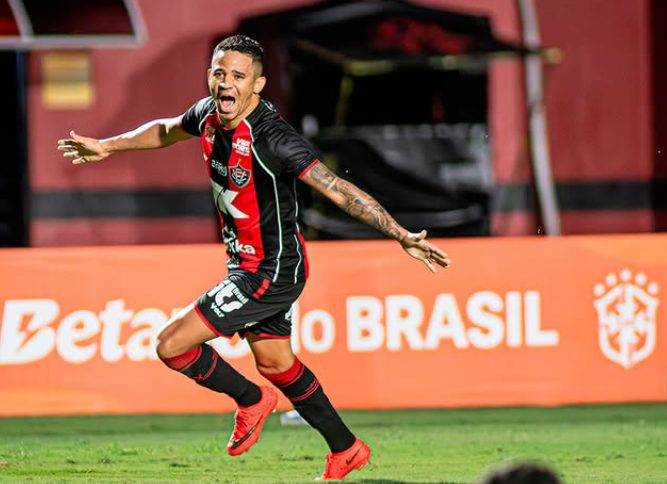 Vitória goleia o Athletico-PR e garante vaga nas quartas de final da Copa do Brasil