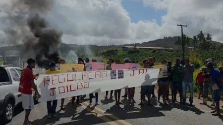 Família bloqueia BR-101 para cobrar transferência de paciente atropelado na região