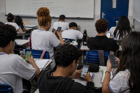 Uso de telas já preocupa 8 em cada 10 escolas; famílias relatam mudanças no comportamento das crianças