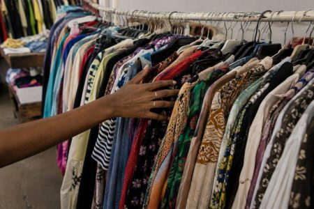 Encontro de brechós reúne 16 expositores com peças de até R$ 69 em Salvador