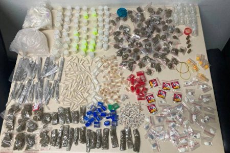 PM liberta reféns, prende cinco suspeitos e apreende drogas na Engomadeira